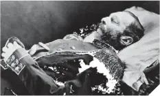  ??  ?? De arriba abajo, el arresto de un propagandi­sta revolucion­ario; retrato de cuerpo entero de Iván el Terrible; y el cadáver de Alejandro II tras la explosión de una bomba. A la izquierda, foto de grupo de la Okhrana.