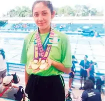  ?? ?? z La nadadora coahuilens­e Monserrat Castruita muestra sus dos medallas de oro obtenidas en los Juegos Paranacion­ales 2021.