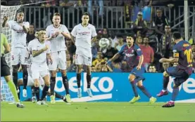  ?? FOTO: MANEL MONTILLA ?? El Barça sabe cómo marcarle al Sevilla
Sólo un partido a cero en 25 partidos