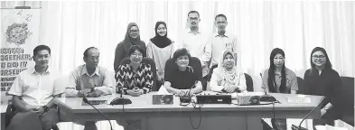  ??  ?? PENGURUSAN SISA PEPEJAL: Rogayah (duduk, tiga kanan), Rhoda (duduk, empat kiri), Chua (duduk, kanan) dan Amy (duduk, dua kanan) serta ahli majlis dan kakitangan MPS selepas sesi pembentang­an.