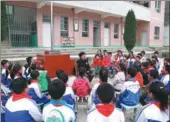  ?? YUAN QINGPAN / CHINA DAILY ?? Left: Huang Dafa shares his story with local primary school students. Right: Caowangba’s villagers have tap water after the irrigation channels’ completion.