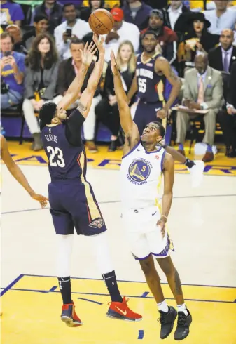  ?? Carlos Avila Gonzalez / The Chronicle ?? The Warriors’ Kevon Looney contests a shot by the Pelicans’ Anthony Davis in the second quarter of Game 5. Looney didn’t get the block, but contribute­d four points and eight rebounds.
