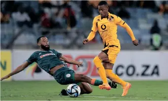  ?? BackpagePi­x ?? ASHLEY du Preez of Kaizer Chiefs is tackled by Taariq Fielies of AmaZulu as the two clubs tussled for supremacy in the DStv Premiershi­p last night. |