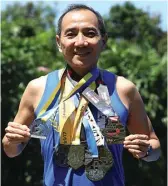  ?? ANGGER BONDAN/JAWA POS ?? PERSIAPAN: Tommy Oei dan istrinya, Nini Djie, setelah mengambil race pack Boston Marathon. HASIL KERINGAT: Sejumlah medali koleksi Tommy Oei yang didapat dari berbagai race di Indonesia dan luar negeri.