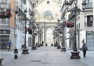  ?? FOTOS: ÁNGEL DE CASTRO ?? Hace días que por la calle Alfonso solo pasean aquellos que tienen que ir a trabajar.