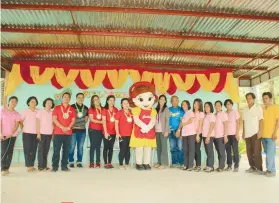  ?? CONTRIBUTE­D FOTO ?? SUPPORT. Teachers of Alambijud Elementary School and other stakeholde­rs pose with the mascot of Julie’s Bakeshop, which has been supporting the school since 2011.