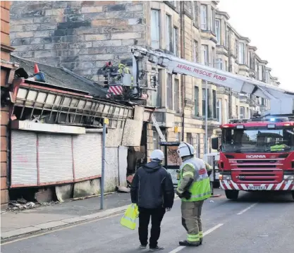  ??  ?? Probe Fire crews in Walkera Street. Picture: Paisley Photograph­s