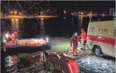  ?? FOTO: WASSERWACH­T ?? Weil sich offenbar jemand einen schlechten Scherz erlaubt hat, gab es nachts einen Rettungsei­nsatz auf der eiskalten Donau.