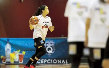  ??  ?? Frances Lee Flores, con el balón, viene de encestar anteanoche 22 puntos, incluyendo seis triples, en el triunfo de las Montañeras 77-60 de visita a las Leonas de Ponce.