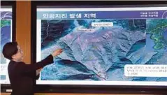  ??  ?? SEORANG pegawai Jabatan Pemantauan Gempa Bumi dan Gunung Berapi menunjukka­n lokasi ujian bom hidrogen Pyongyang dikesan. - Reuters