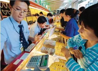  ??  ?? MERCADO CALLEJERO. La venta de joyas en los puestos al aire libre atrae a turistas de todo el mundo. Con regateo, cuestan un 30% menos.