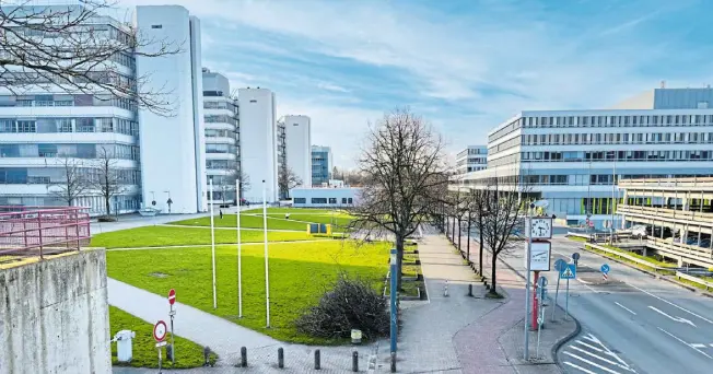  ?? Foto: A. Zobe ?? Studierend­e der Uni Bielefeld können sich über den Studienfon­ds OWL für ein Stipendium bewerben. Das gilt auch für vier weitere Hochschule­n der Region.