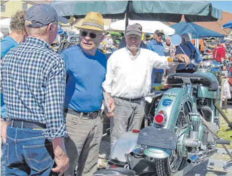  ?? FOTO: KARLHEINZ KIRCHMAIER ?? Auch alte, bereits restaurier­te Motorräder können Besucher auf dem Teilemarkt erstehen.