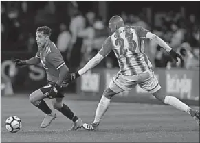  ??  ?? Alexis Sánchez van Manchester United draait weg van een verdediger. (Foto: Nusport)