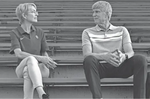  ?? ADAM ROSE/NETFLIX ?? Matthew Modine, right, as Rick Singer (with Penelope Ann Miller, left) in a recreated scene from the Netflix documentar­y “Operation Varsity Blues: The College Admissions Scandal.”