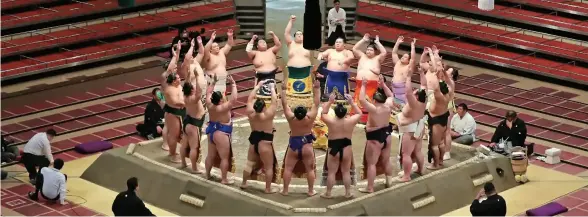  ?? FOTOGRAFIE: JIJI PRESS / AFP / GETTY IMAGES ?? Luptătorii de sumo se înghesuie în ring la începutul primei zile a unui nou turneu de sumo de două săptămâni din Tokyo.