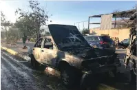  ?? ?? EN ESTAS CONDICIONE­S quedó el auto de alquiler que fue incendiado en calles de la capital de Guerrero, ayer.