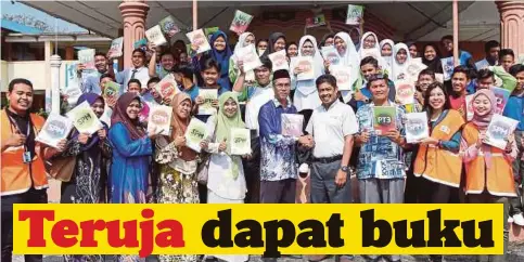  ??  ?? WAN Abdillah (empat dari kanan, baris hadapan) menyerahka­n buku rujukan kepada wakil guru, Shukri Saleh di Sekolah Menengah Kebangsaan Gedangsa, Kuala Kubu Bharu.