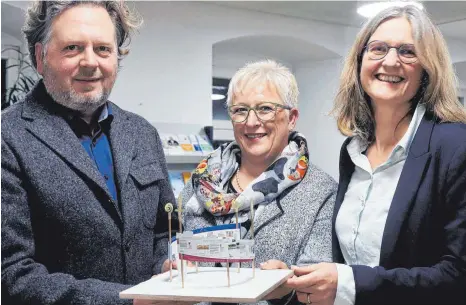  ?? FOTO: AFI ?? Sie haben die neue Infoeinhei­t für den Marktplatz vorgestell­t. Von links: Tomas Sturm (Büro für Museografi­e, Aalen) Ursula Hülle (Tourist-Info Ellwangen) und Britta Sturm vom Büro für Museografi­e, Aalen.