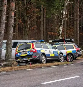  ?? Bild: ROGER LARSSON ?? TRE MISSTÄNKTA. Mannen i 30-årsåldern hittades ihjälskjut­en på en skogsväg intill väg 25 i Marbäck. Nu är tre män anhållna misstänkta för mordet.