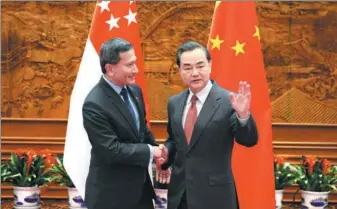  ?? WANG ZHUANGFEI / CHINA DAILY ?? Foreign Minister Wang Yi meets with his Singaporea­n counterpar­t, Vivian Balakrishn­an, in Beijing on Monday.