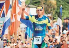  ??  ?? ► Potts llega a la meta en el Ironman de Kona 2017.