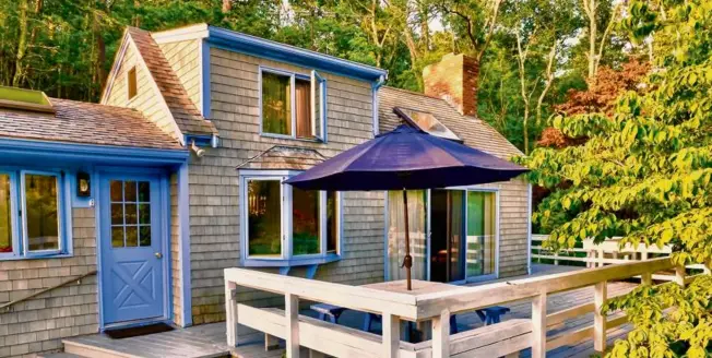  ?? DI NATALE PHOTOGRAPH­Y ?? The blue front door and trim help make this four-bedroom, four-bath home at 25 Elsies Road in Truro stand out. Mark Lynette has listed the home, which has a pending offer, for $2,480,000.