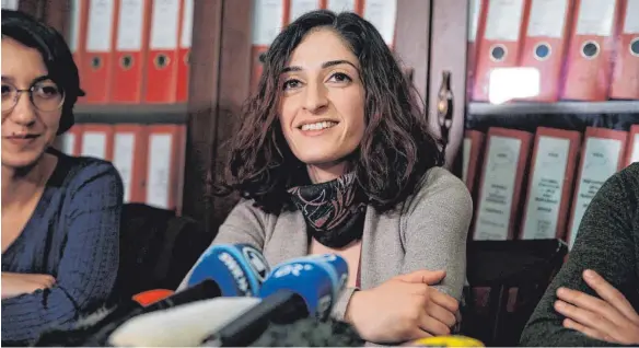  ?? FOTO: DPA ?? Die Entlassung von Mesale Tolu aus dem Untersuchu­ngsgefängn­is im Dezember hat sie und ihren drei Jahre alten Sohn nur bedingt freier gemacht – denn die Türkei verlassen darf sie bis heute nicht. Ob ihr Ausreiseve­rbot aufgehoben wird, werden die...