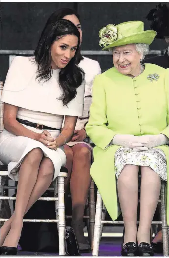  ??  ?? Meghan und die Queen amüsierten sich am Donnerstag bei ihrem ersten gemeinsame­n Termin königlich Kate erntet heftige Kritik, weil der vierjährig­e George mit einer Spielzeugp­istole hantierte