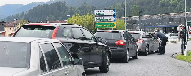  ?? [ A. Warmuth/DPA/picturedes­k.com] ?? Kontrollen wie diese in Kematen, bei denen Transitrei­sende nicht von der Autobahn gelassen werden, erzürnen Deutschlan­d. Doch die Fahrverbot­e in Tirol bleiben vorerst.