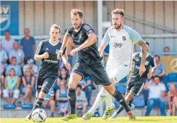  ?? FOTO: PETER SCHLIPF ?? Gegen Essingen hatte Ehingen-Süd (weiß, Michael Turkalj) das Nachsehen.