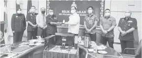  ??  ?? TANDA INGATAN: Bingkok (empat kiri) menyampaik­an momento kepada Harden (empat kanan) sambil diperhatik­an oleh yang lain semasa kunjungan ke IPD Sri Aman kelmarin.