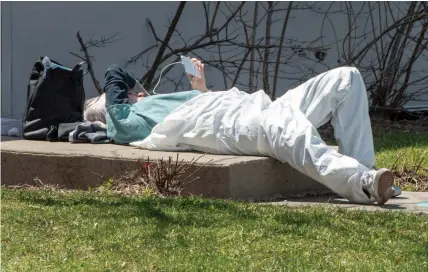  ?? RYAN REMIORZ THE CANADIAN PRESS ?? A health-care worker takes a break at a mobile COVID-19 testing clinic on Thursday in Montreal.