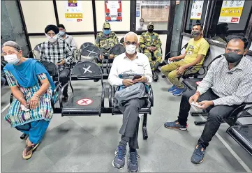  ?? SANCHIT KHANNA/HT PHOTO ?? Senior citizens waiting to get Covid-19 vaccine shots at Acharya Bhikshu Hospital last week.