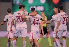  ?? LAPRESSE ?? La Roma festeggia Kostas Manolas dopo l’azione decisiva