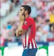  ?? FOTOS: GETTY Y EFE ?? Diego Costa, Koke y Griezmann se lamentan tras desperdici­ar varias ocasiones ante Marko Dmitrovic