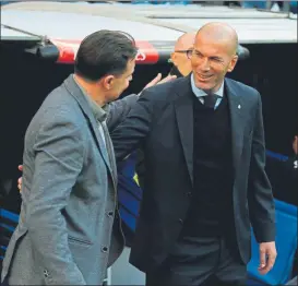  ??  ?? Saludo inicial ente Cristóbal Parralo y Zinedine Zidane