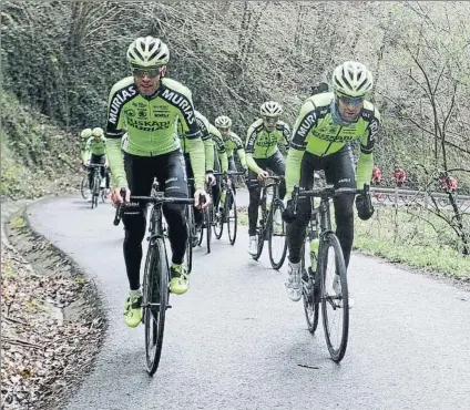  ?? FOTO: L. M. UNCITI ?? De enhorabuen­a Los ciclistas del Murias, en la imagen en un entrenamie­nto en las rampas de Arrate, competirán en la Vuelta