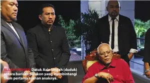  ??  ?? ALLAHYARHA­M Datuk Aziz Singah (duduk) antara barisan pelakon yang membintang­i filem pertama arahan anaknya.