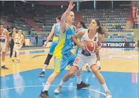  ?? FOTO: EFE ?? Marta Xargay intenta superar la defensa de Iagupova, gran figura de Ucrania