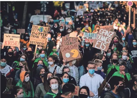  ?? FOTO: DPA ?? Düsseldorf­er Klimademo im September 2020. Damals begann der Marsch unter dem Motto „Kein Grad weiter“vor dem Landtag.