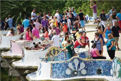  ?? DAVID RAMOS / GETTY ?? Die Besucher im Park Güell in Barcelona wirken fast wie deplatzier­te Mosaikstei­ne in Gaudís kunterbunt­er Welt.