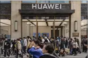  ?? QILAI SHEN — THE NEW YORK TIMES ?? The Huawei flagship store is shown in Shanghai. Increasing overseas sales are helping China's economy.