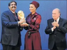  ??  ?? ELECCIÓN. Blatter junto a Al Thani, emir de Qatar, y su mujer.