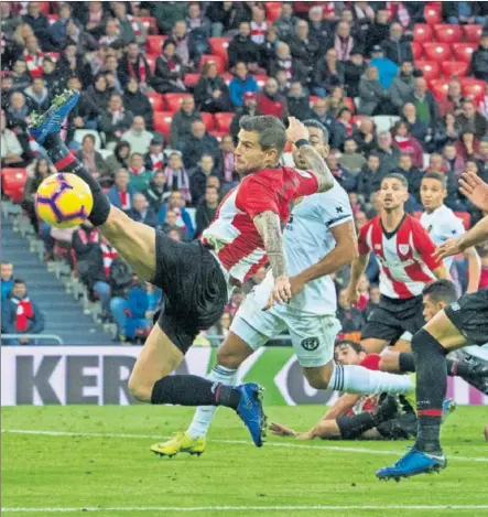  ??  ?? POCAS OCASIONES. Íñigo Martínez no llega a un balón que se pasea por el área, en presencia de Raúl García, que tuvo una