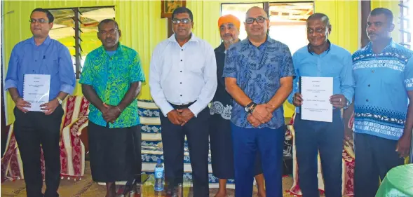  ?? Photo: Ministry of Agricultur­e ?? Agricultur­al Marketing Authority chief executive officer Alvin Sharma (left), Minister for Agricultur­e Mahendra Reddy (third from left), and Permanent Secretary for Agricultur­e Ritesh Dass (third from right) with representa­tives of Waito Farms and some newly signed AMA contracted farmers of Tailevu on June 3, 2020.