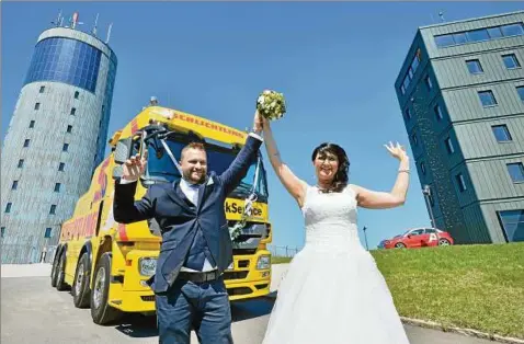  ??  ?? Judith Kovacs () und Gabriel Berger () waren das dritte Brautpaar, das sich auf dem Großen Inselsberg bei Gotha das Ja-wort gab. Das war , in dem Jahr, als das höchstgele­gene Trauzimmer Thüringens eröffnet wurde. Foto: Lutz Ebhardt