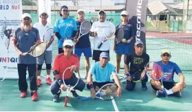  ?? ?? Participan­ts pose with TF Rinduk chairman Ruslan Bujang (second right, standing) and tournament director Alexander Tow (third right) before the start of the competitio­n.