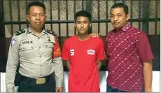  ?? DRIAN BINTANG/JAWA POS ?? KENA JUGA: Hasan Rofiqi diapit petugas dalam rilis kemarin.