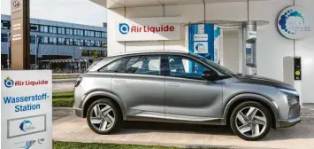  ?? Foto: Hyundai ?? Mit Wasserstof­f fährt der Nexo von Hyundai. Doch die Tankstelle­n dafür sind dünn gesät, noch.